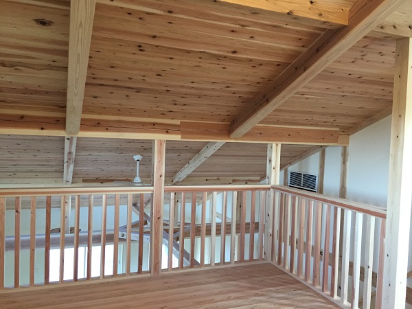 ２階ホールとリビングの吹き抜け