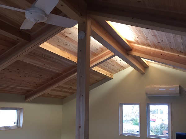 2階勾配天井と間接照明