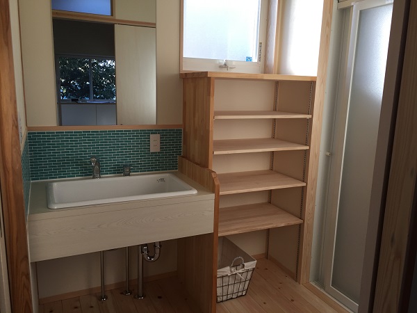 洗面と可動棚収納