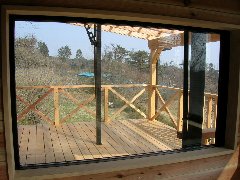 玄関ルームよりウッドデッキ