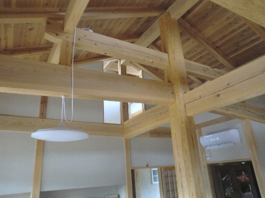 極太の大黒柱と現しの勾配天井