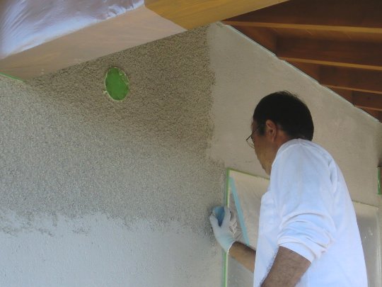 掻き落とし仕上げ