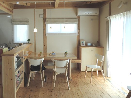 明るダイニング