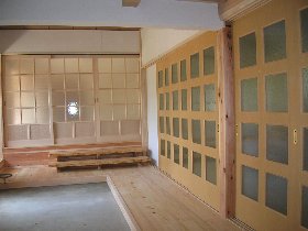 檜無垢の二段階段で玄関から奥座敷に