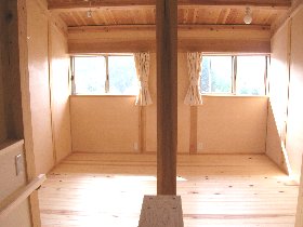 階段を上がると明るくオープンな子供室