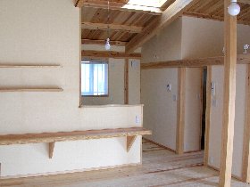 リビングとキッチンを挿む杉無垢カウンター