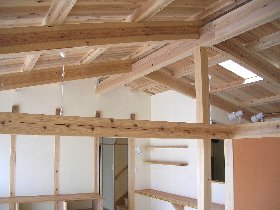 リビングの漆喰壁と現し天井