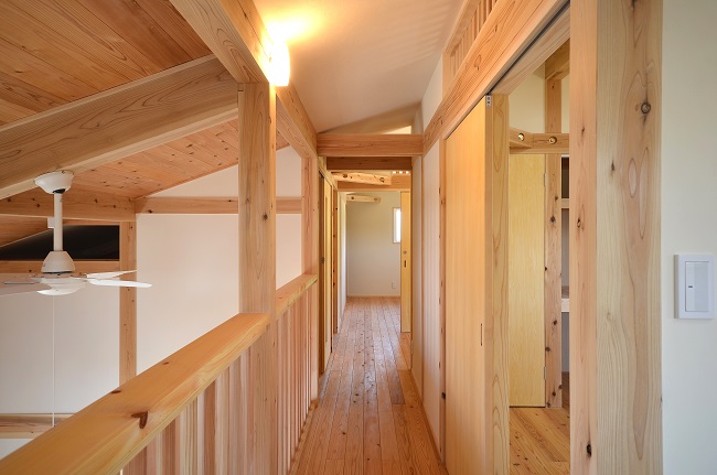 2階廊下と吹き抜け