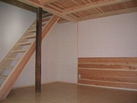 寝室上に設置したロフトへ上がる無垢板の階段