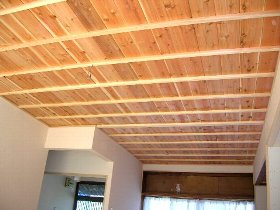 杉の羽目板を杉の野縁で留める竿縁天井