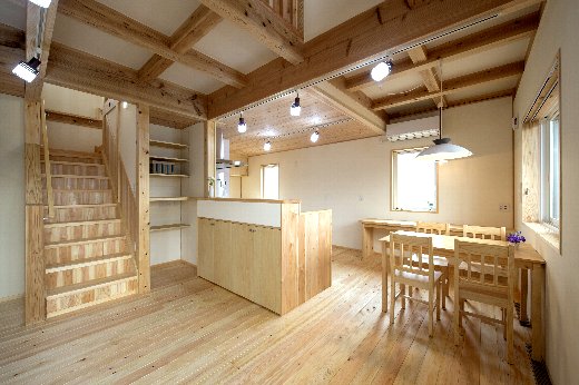 桧の床、梁現しの格天井のリビングとダイニング