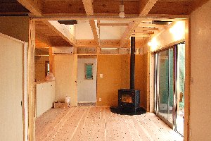 薪ストーブのあるオープンなリビングルーム