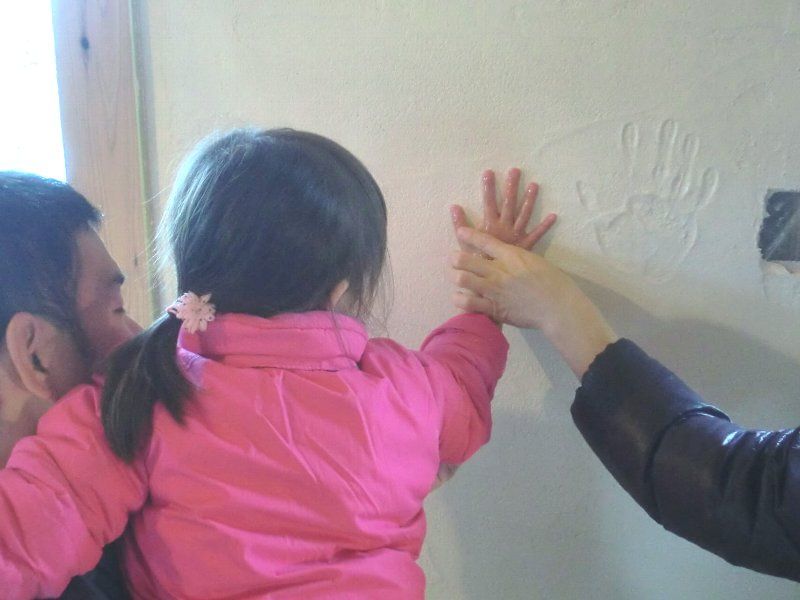 邑楽町、珪藻土に子供たちの手形