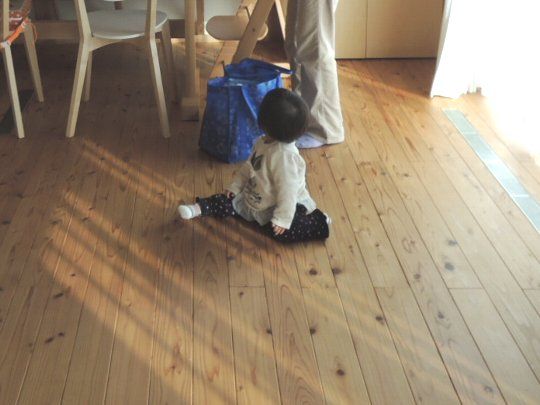 桐生市木の家、スギ無垢の床でたっぷりの笑顔